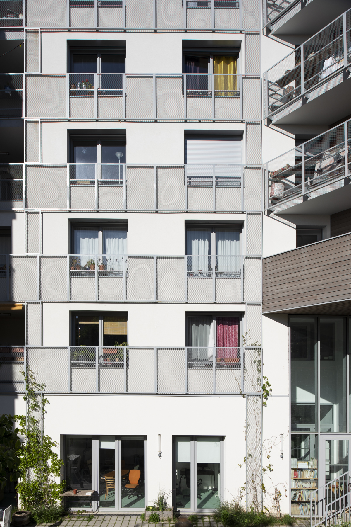 Façade arrière d'UTOP côté jardin, balcons et rideaux colorés