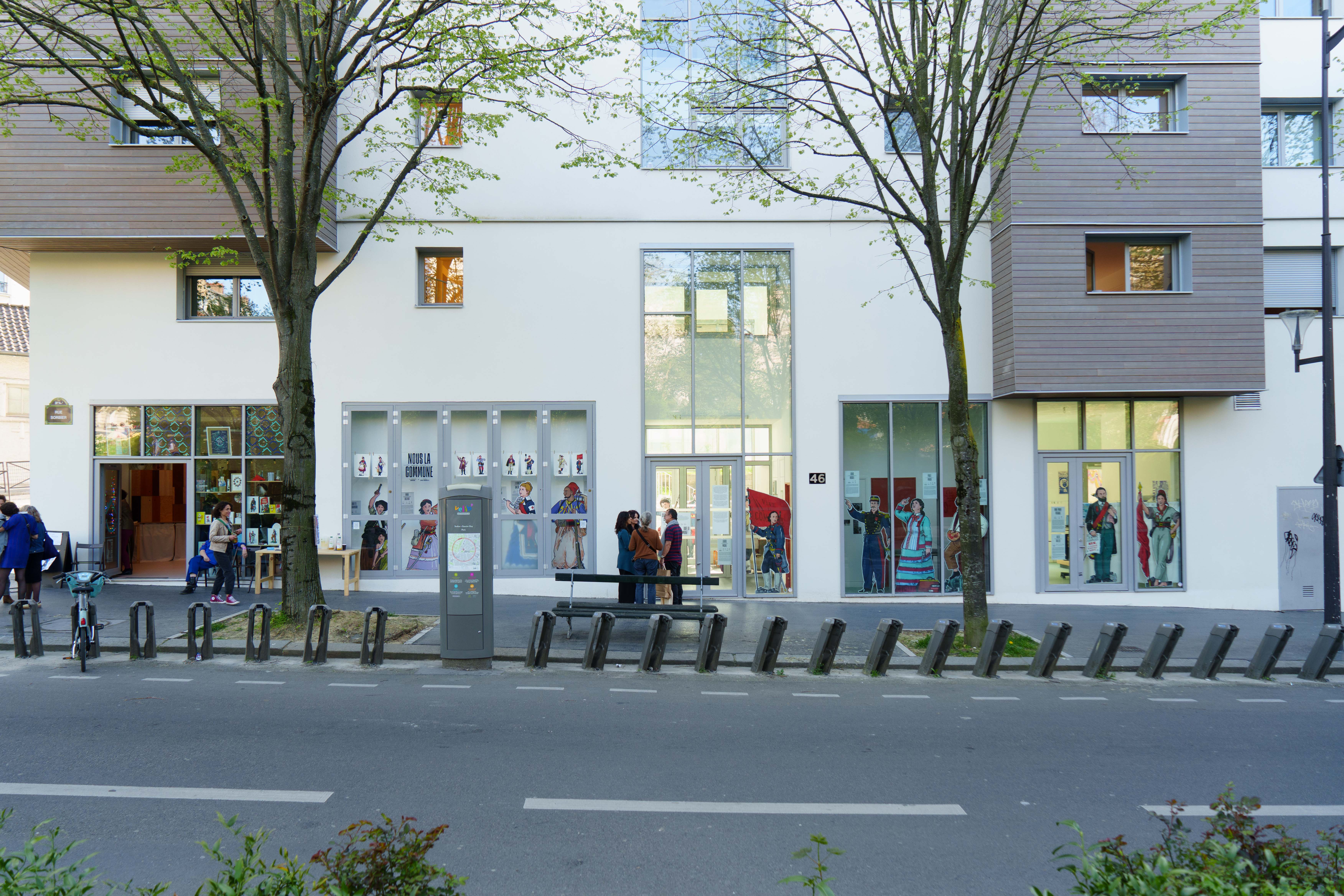 Façade d'UTOP rue Sorbier — vitrines et exposition Nous la Commune